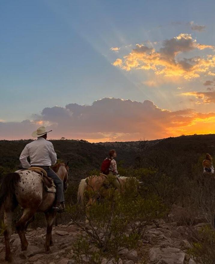 cabalgata al atardecer en rancho xotolar