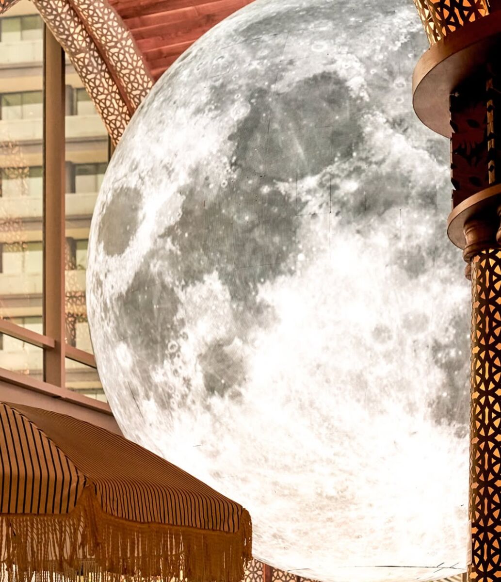 El restaurante Cristina tiene una Luna y Tierra como principal atractivo