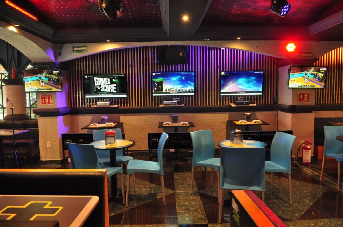 Juegos de mesa, videojuegos y maquinitas a la antigua con algo de comida para compartir con amigos