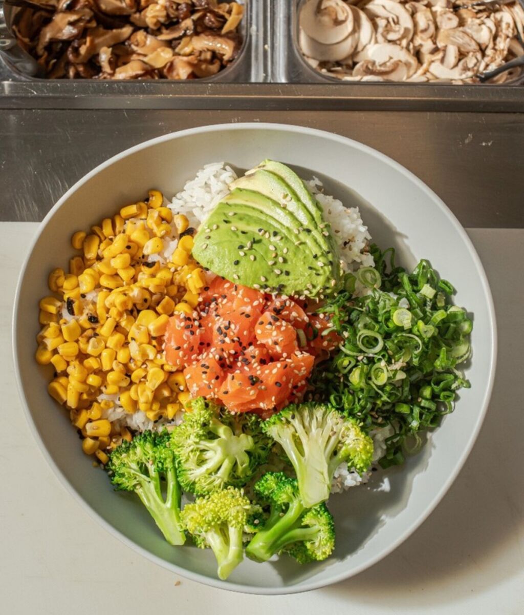 Shaka 808 es el restaurante de inspiración hawaiana donde puedes hacer tu propio poke bowl, una opción fresca, rápida y saludable