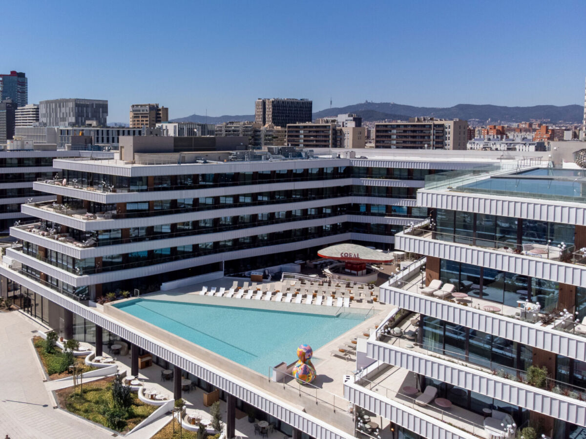SLS Barcelona es un resort urbano frente al Mediterráneo
