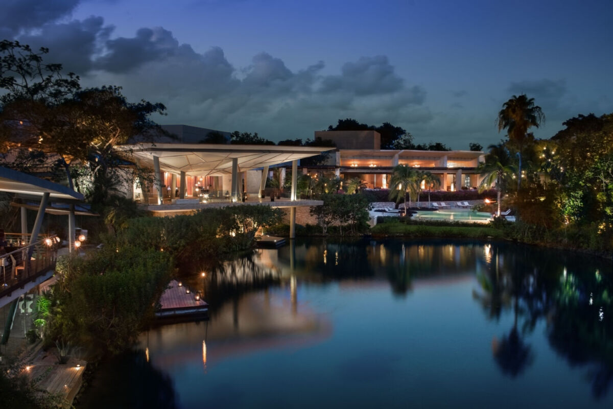 Rosewood Mayakoba es un hotel de lujo ubicado en el complejo de Mayakoba, en Playa del Carmen