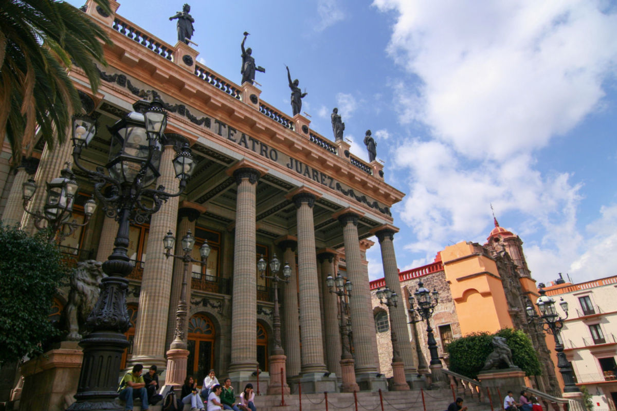 El Teatro Juárez se ubica en el centro de León, Guanajuato 