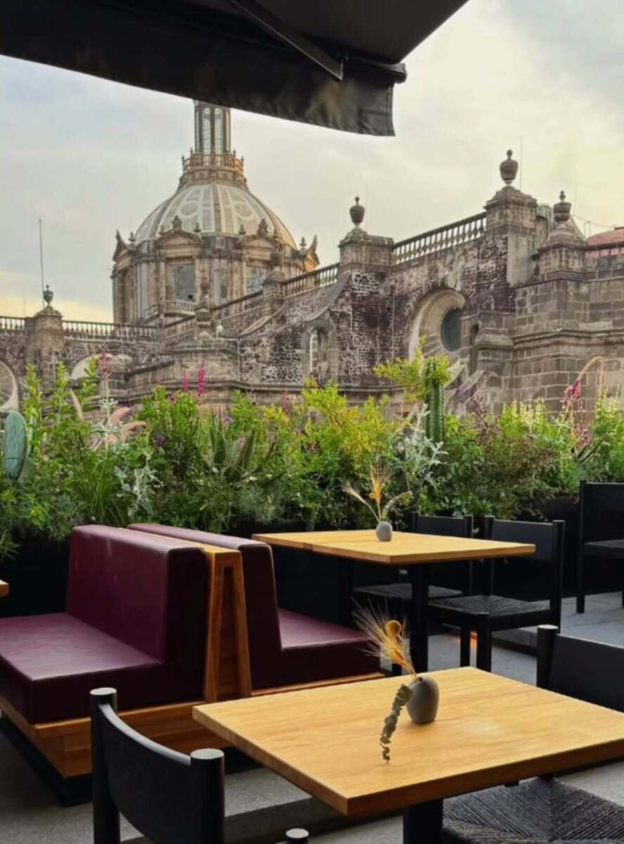 Hay una terraza escondida en el Centro Histórico con vistas a la Catedral, vinos naturales y cocteles coquetos