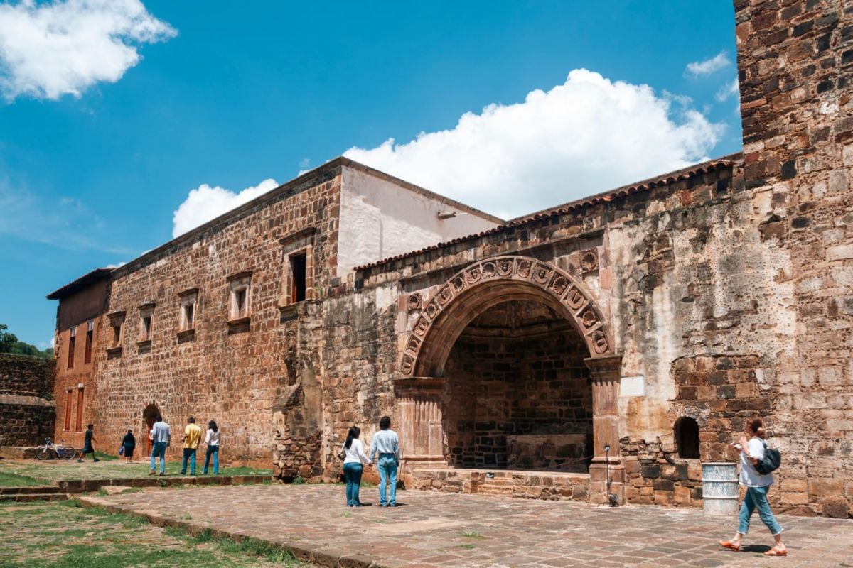 Fue la antigua capital del imperio purépecha y ahora es un encantador Pueblo Mágico donde encontrarás preciosas artesanías