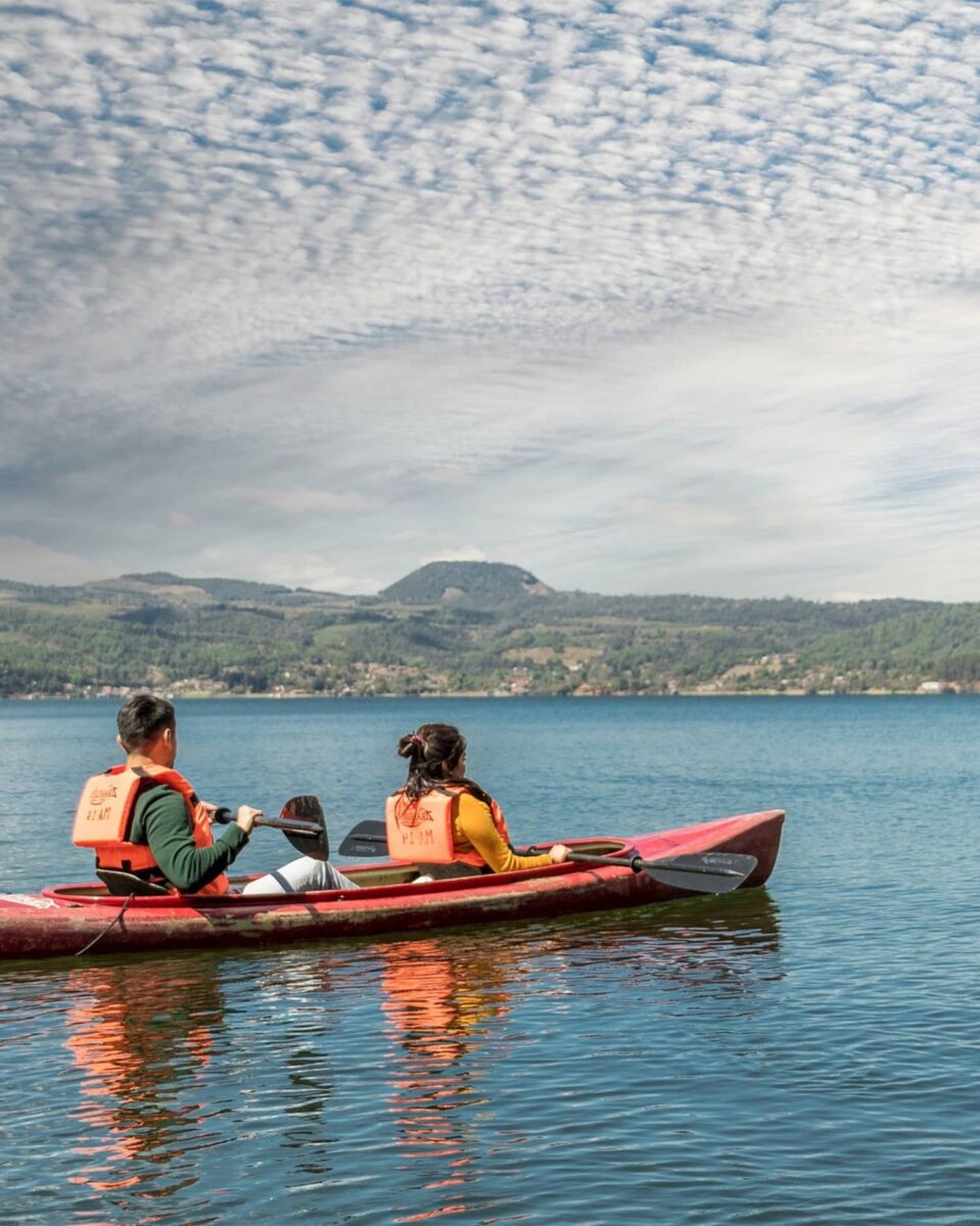 Estas cabañas en medio del bosque y con vistas al lago de Zirahuén tienen un parque de aventuras que te hará sentir niñx otra vez