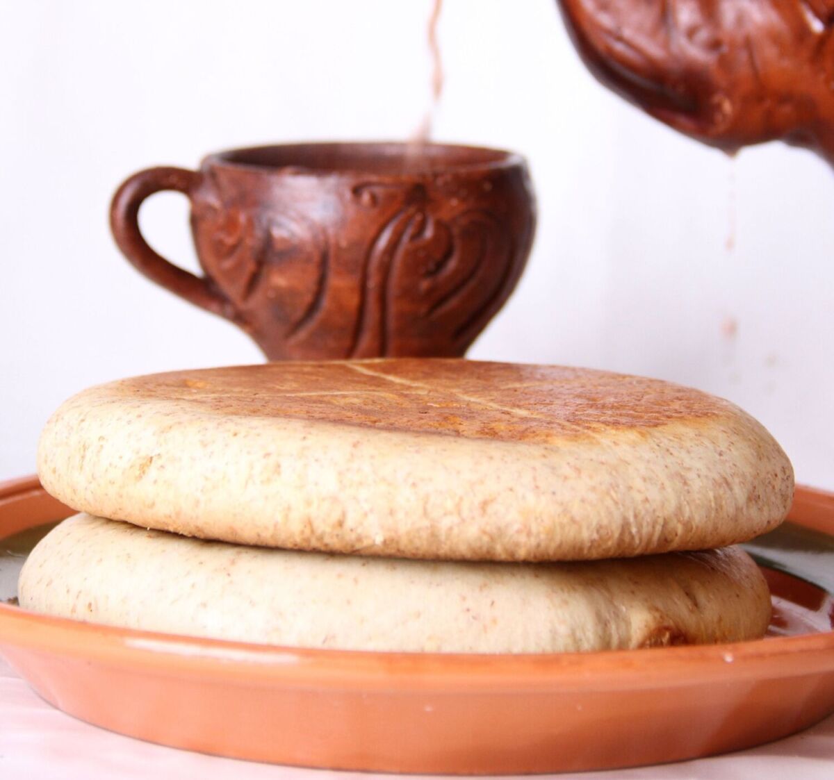 café o chocolate caliente con pan de acero; típico pan del norte preparado en sartén de hierro fundido con harina de maíz, huevo y grasa vegetal