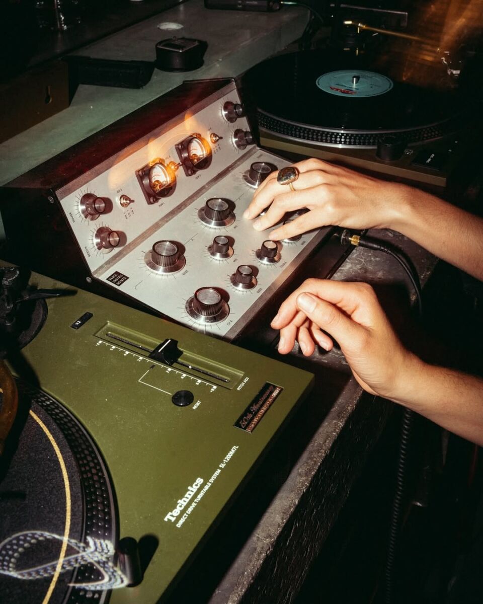 café de nadie listening bar