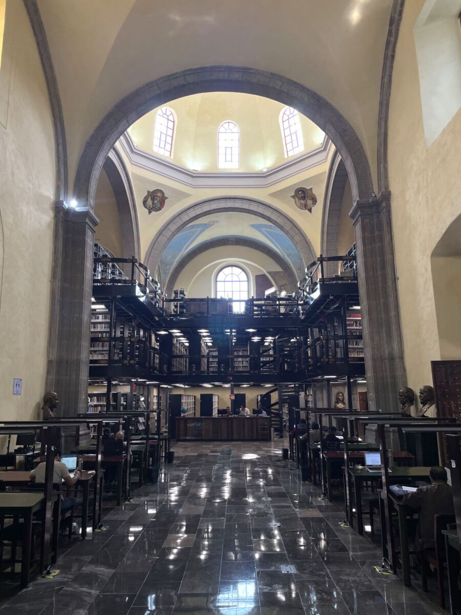 Tiene pinta de convento pero por dentro es una biblioteca perfecta para estudiar y trabajar en el centro histórico de la CDMX