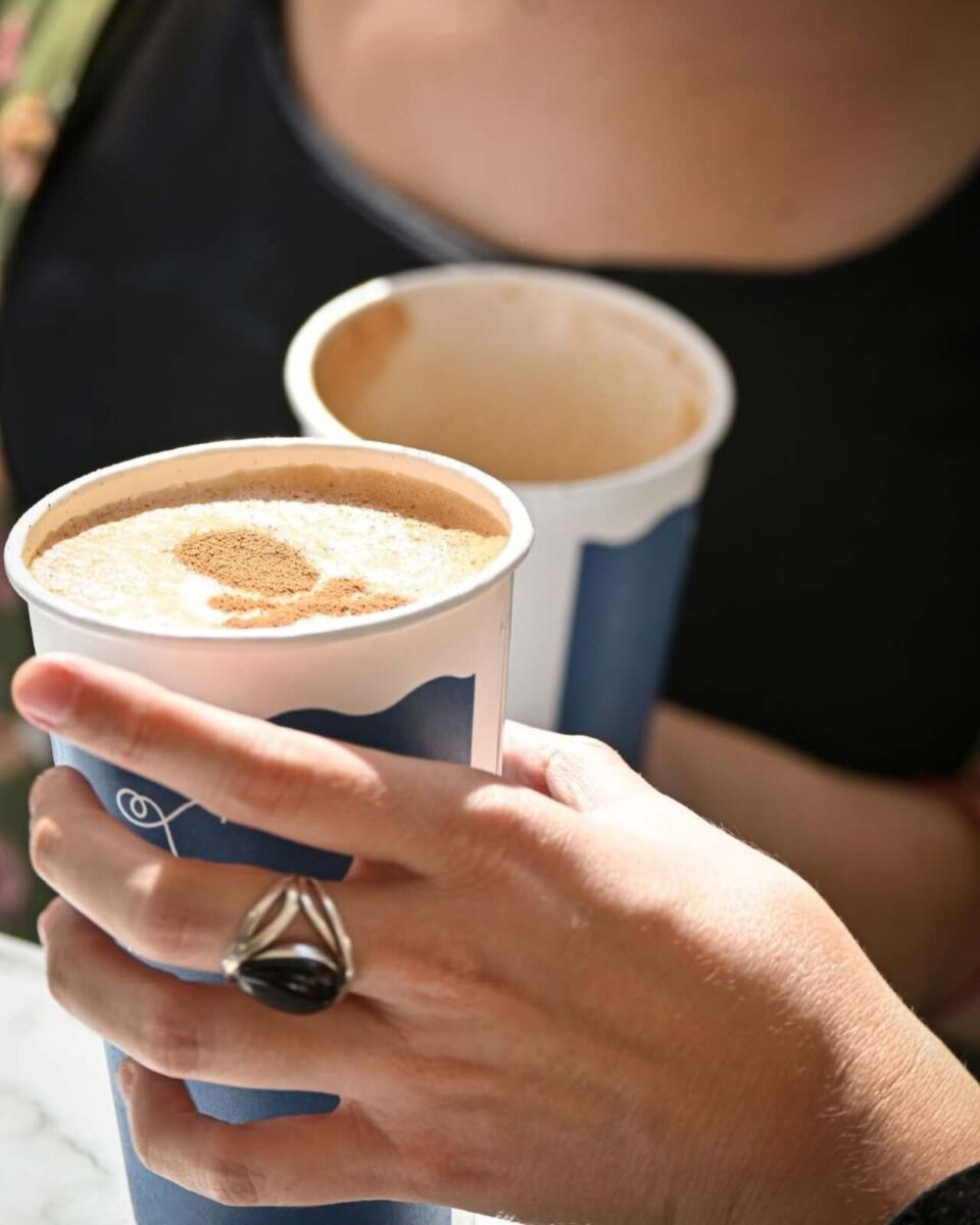 8 cafeterías cerca de Chapultepec para pasear por el bosque con café en mano