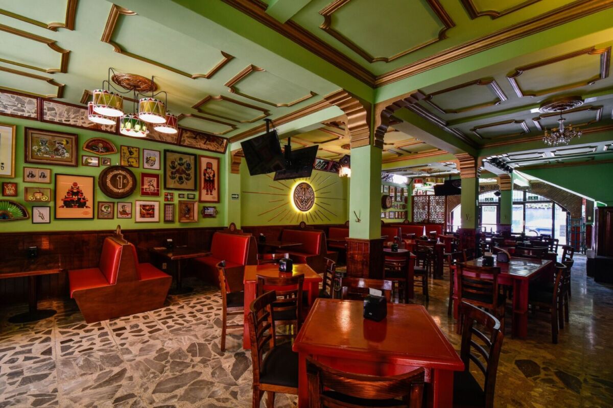 Cuando no te decidas dónde comer en Coyoacán, esta cantina tiene de todo: comida mexicana, cócteles sabrosos y música en vivo