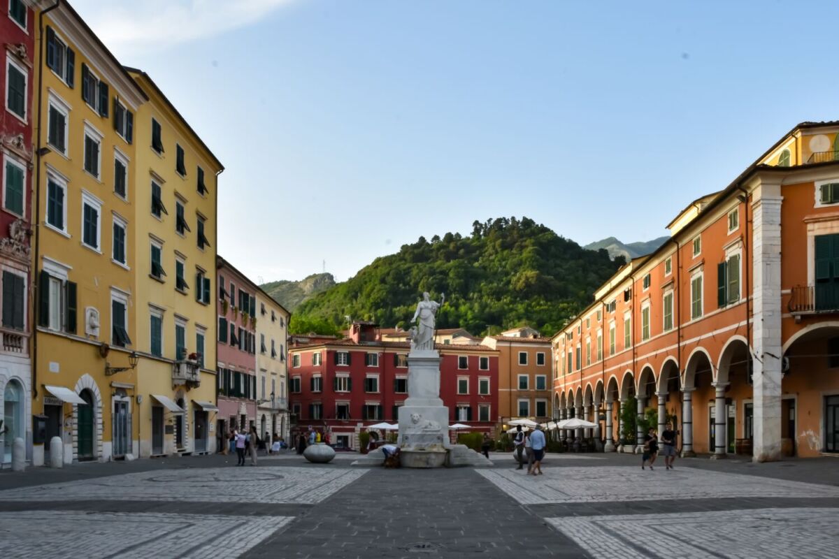 La mamá de Luis Miguel nació en este pintoresco pueblo italiano lleno de mármol y paisajes montañosos