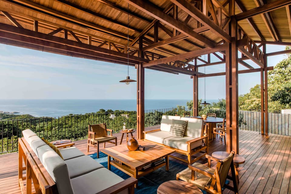 La Distancia es una casa de playa ubicada en el cerro Mermejita 