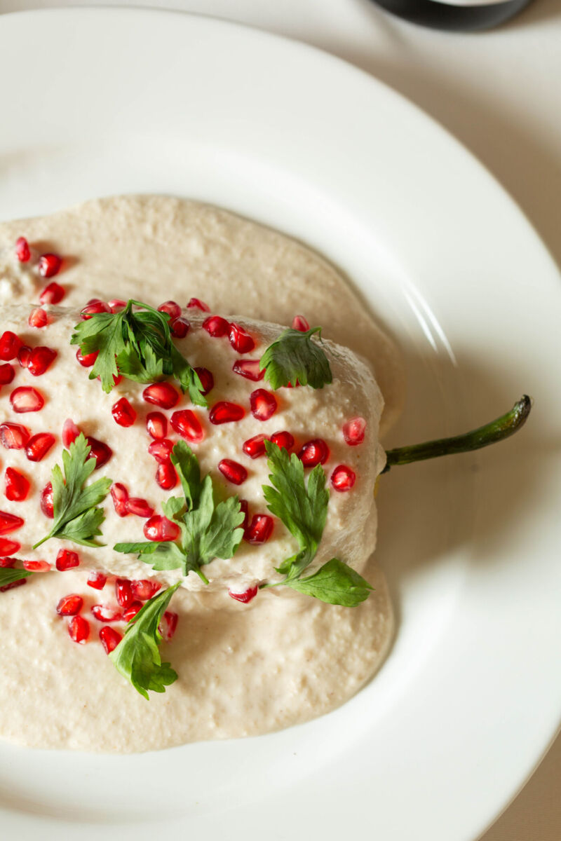 El chile en nogada de El Mural de Los Poblanos está hecho con la receta tradicional 
