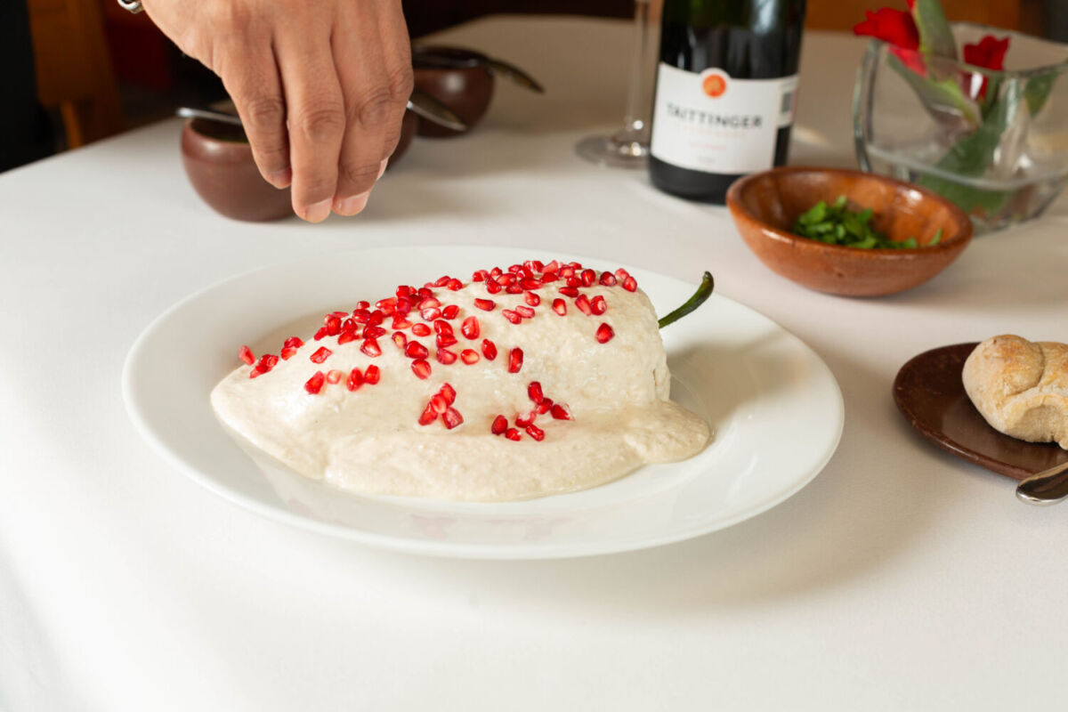 El chile en nogada de El Mural de Los Poblanos estará disponible en Rocasal 