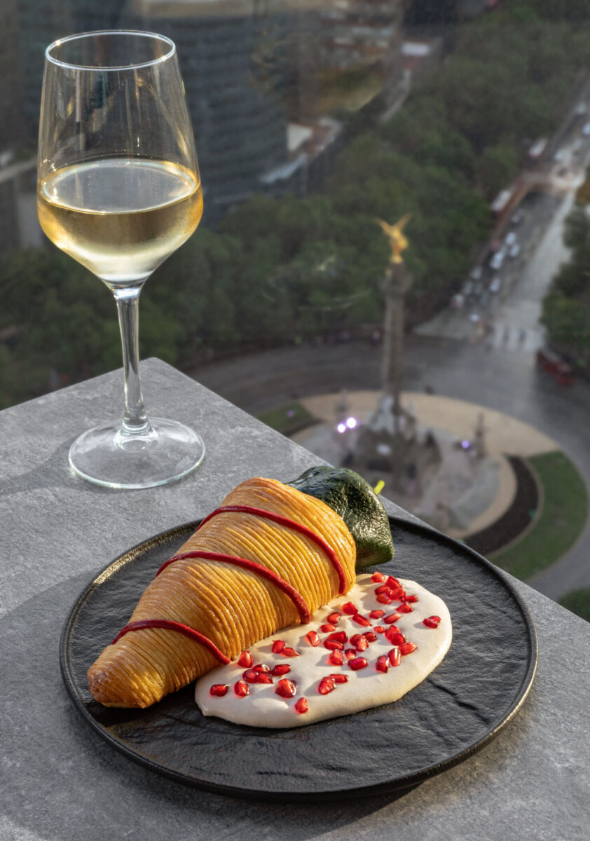 ¿Una versión francesa del chile en nogada? ¡Sí!, en esta terraza con una de las mejores vistas al Ángel de la Independencia 