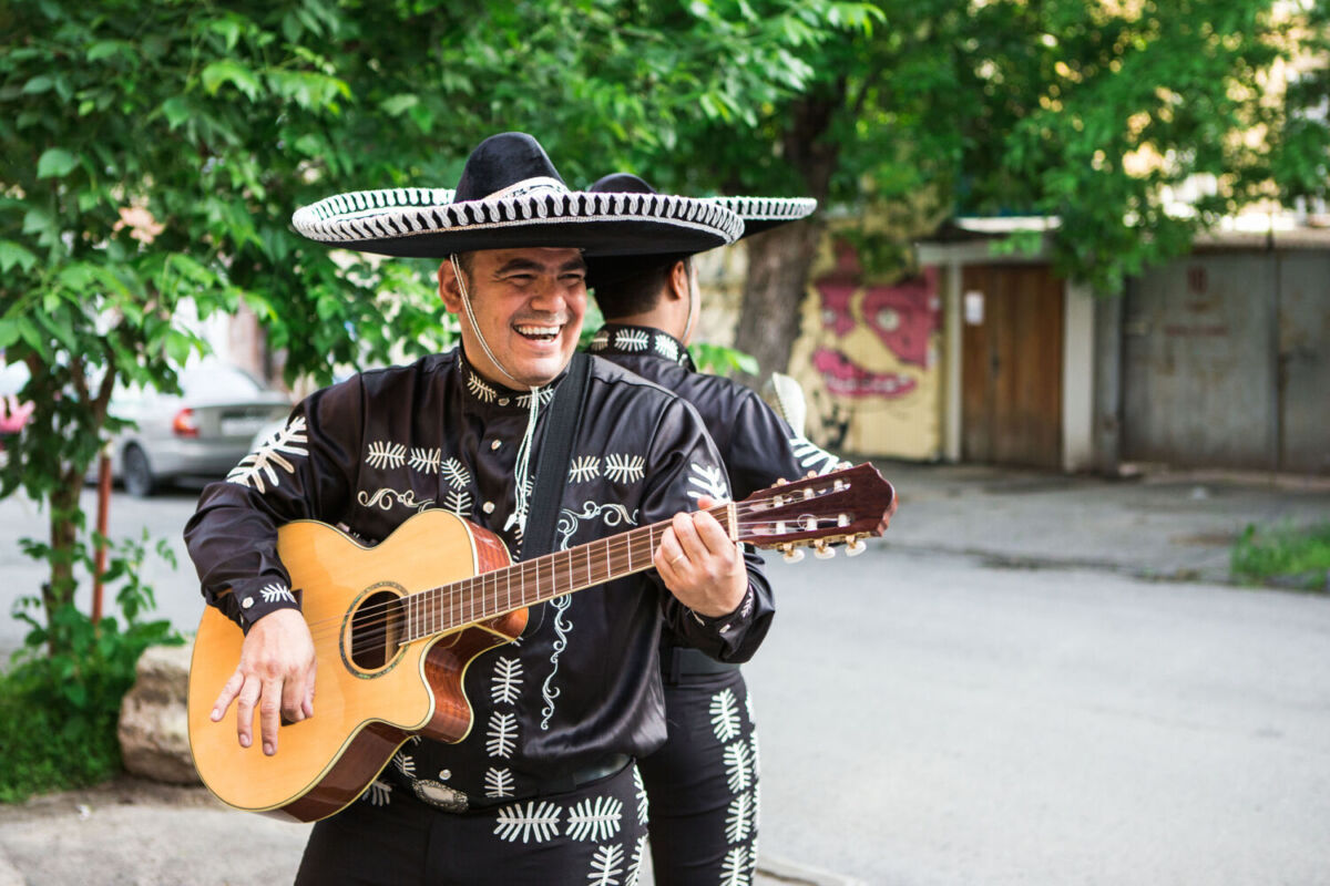 Elñ mariachi es una género musical típico de México 