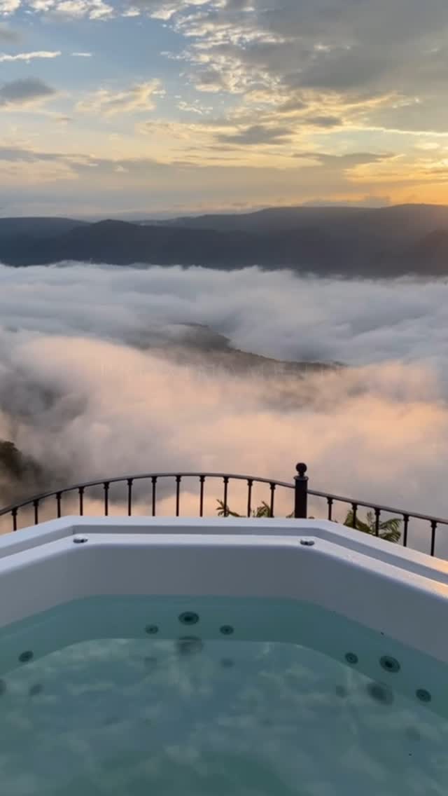Jacuzzi al borde de la barranca