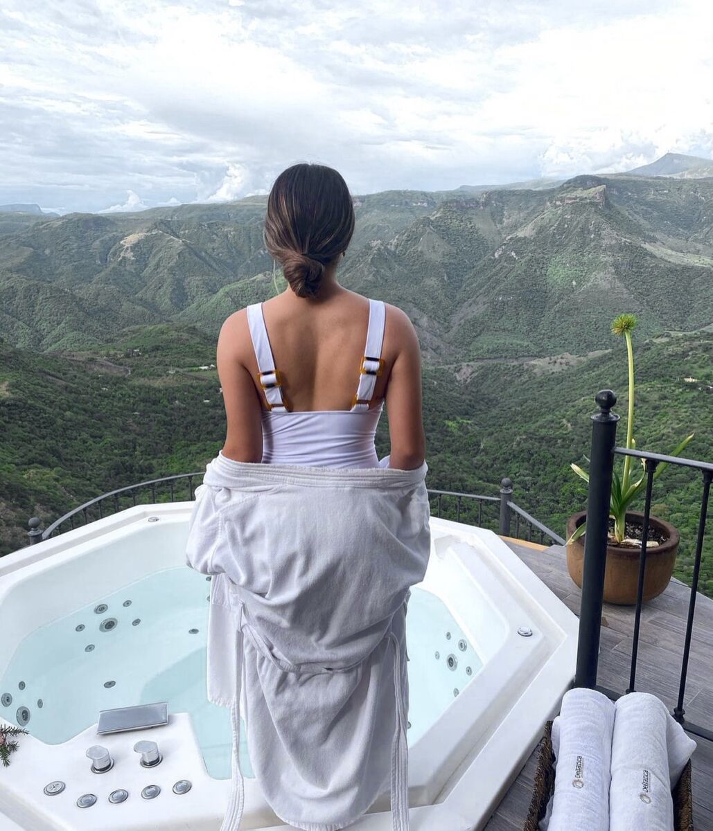 Desde este jacuzzi puedes tener las vistas más sublimes  de la barranca de San Cristóbal (no se nos ocurre un plan más romántico)