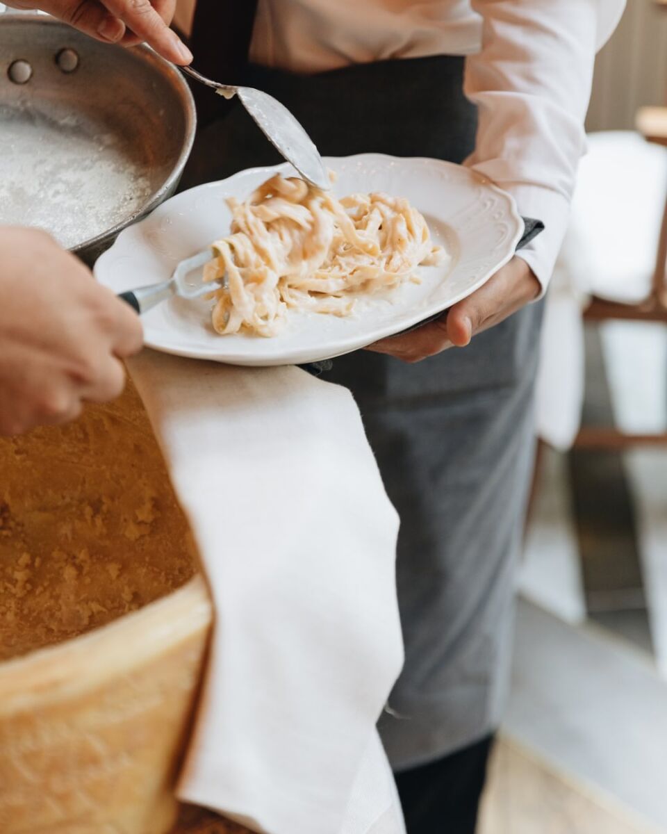 La pasta fetuccini alfredo es fácil de preparar, solo lleva mantequilla, queso parmesano rallado y crema de leche