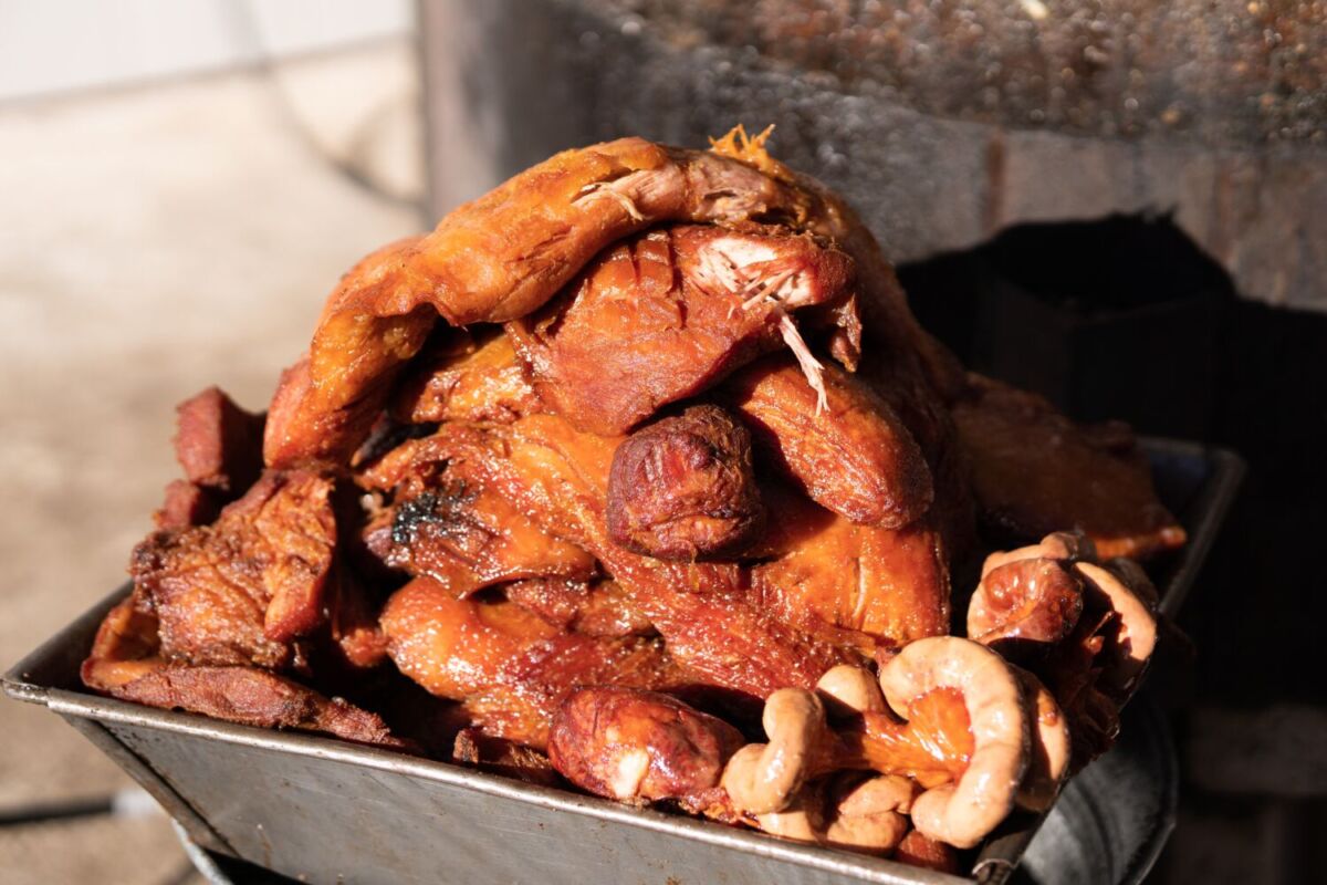Los tacos de carnitas se preparan con carne de cerdo cocida con agua, sal y manteca 