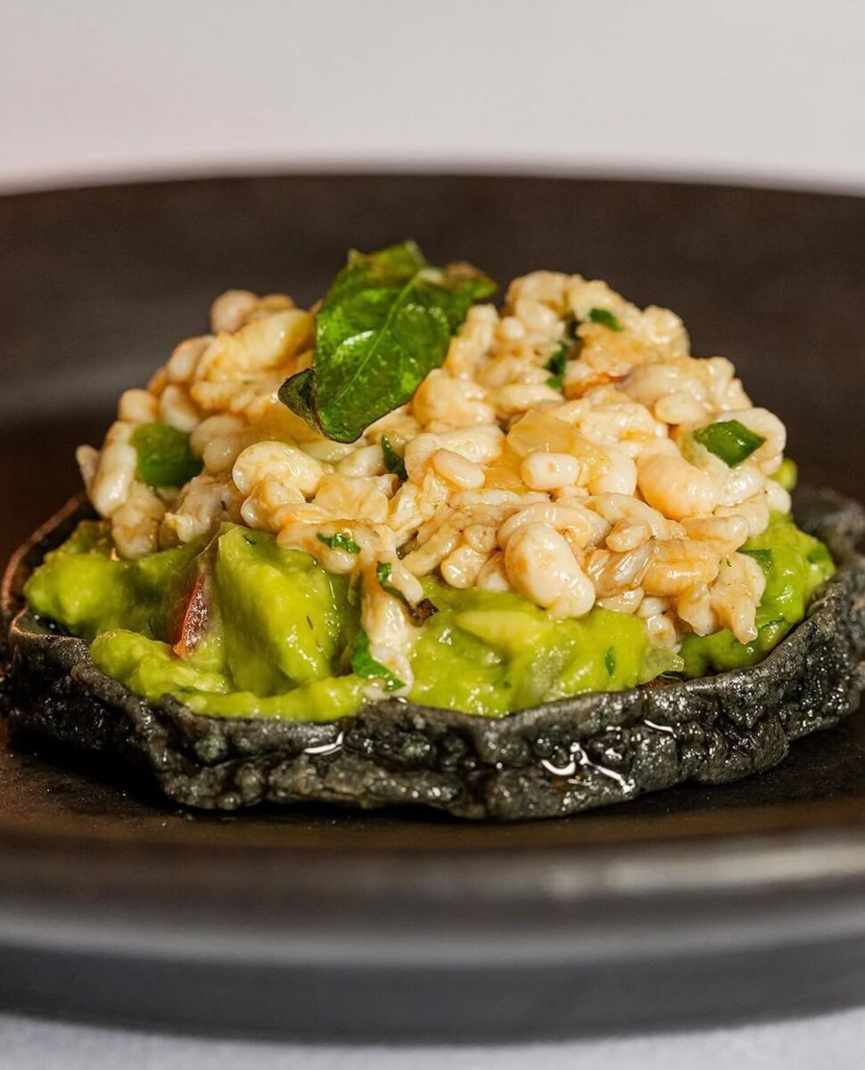 Sope de escamoles con guacamole