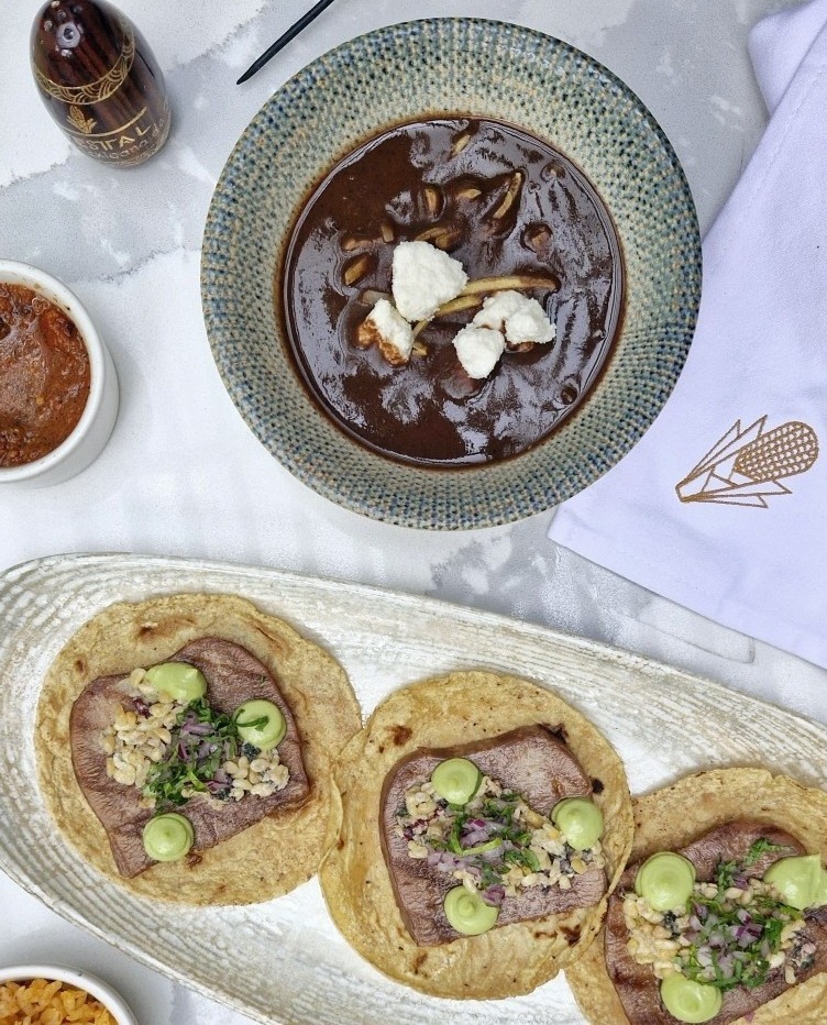 Tacos de lengua con escamoles