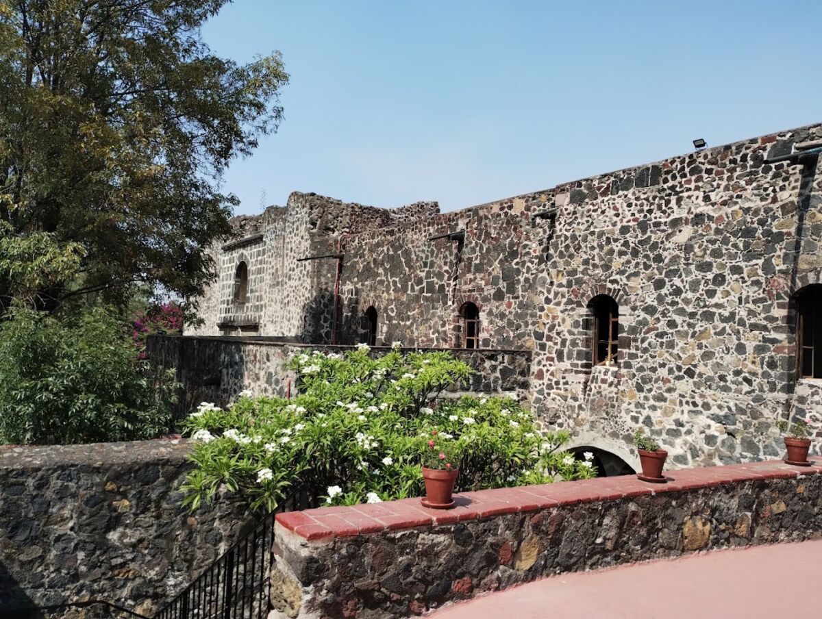 Este convento construyó sus muros con basalto volcánico