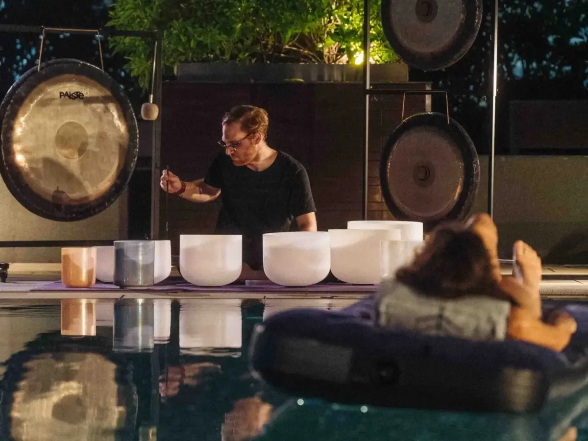 Baño sonoro flotante de luna llena