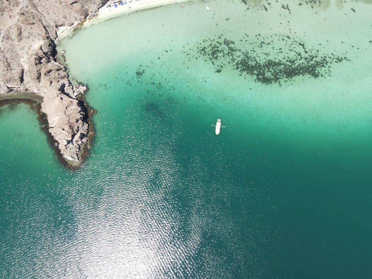  Ballena Pelechada es una formación rocosa en forma de ballena 
