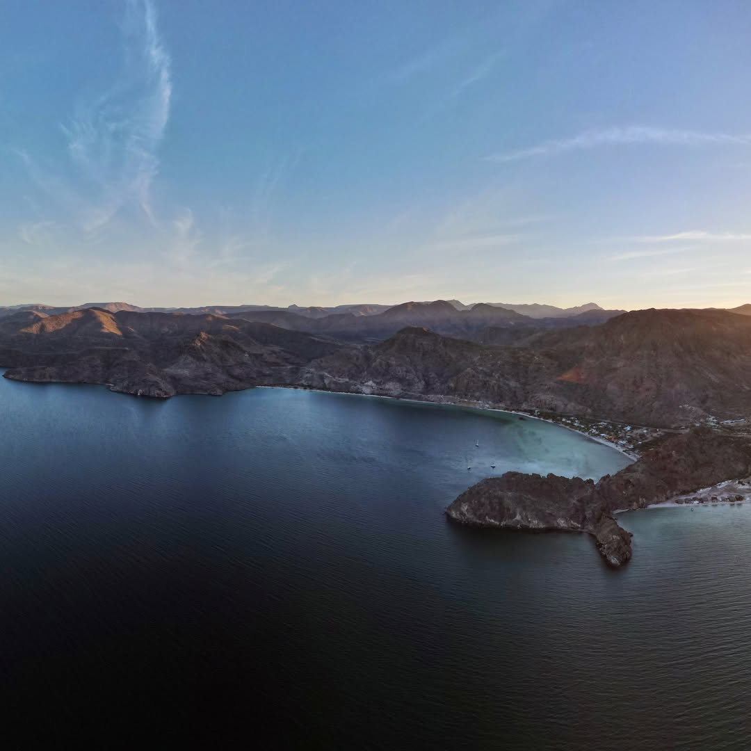 La Ballena Pelechada se ubica entre la playa El Burro y la playa El Coyote 