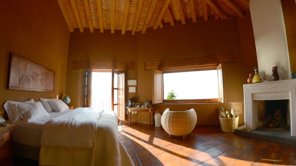 Algunas habitaciones tienen chimeneas, y otras tinas de hidromasaje