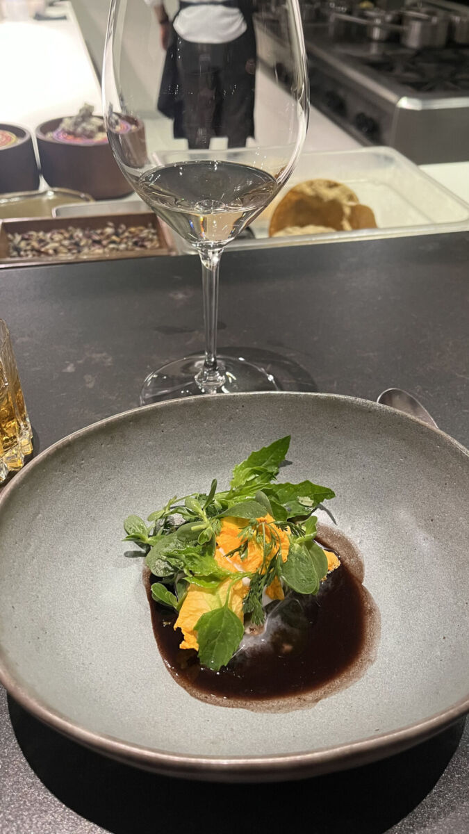 Tamal de queso con jus de frijol