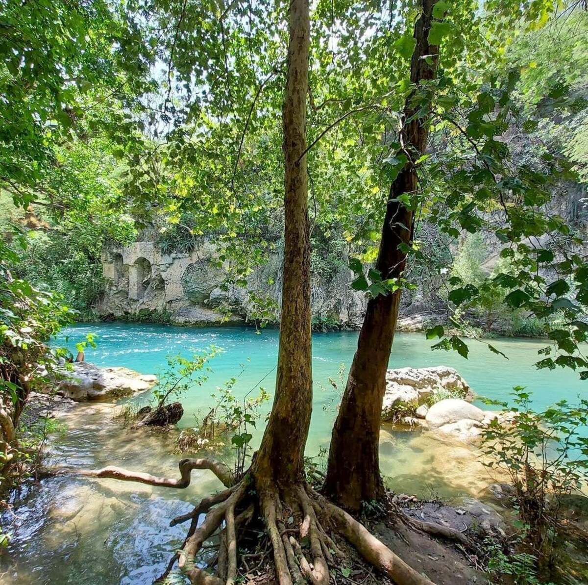 Encontramos el paraíso queretano menos conocido con aguas turquesas para nadar junto a los vestigios de un antiguo acueducto