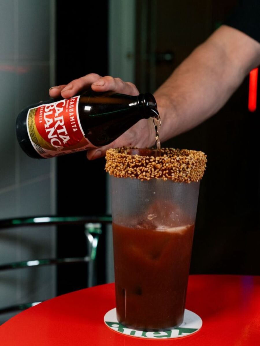 La nueva sucursal de Los Caramelos en la Condesa tiene un bar al fondo