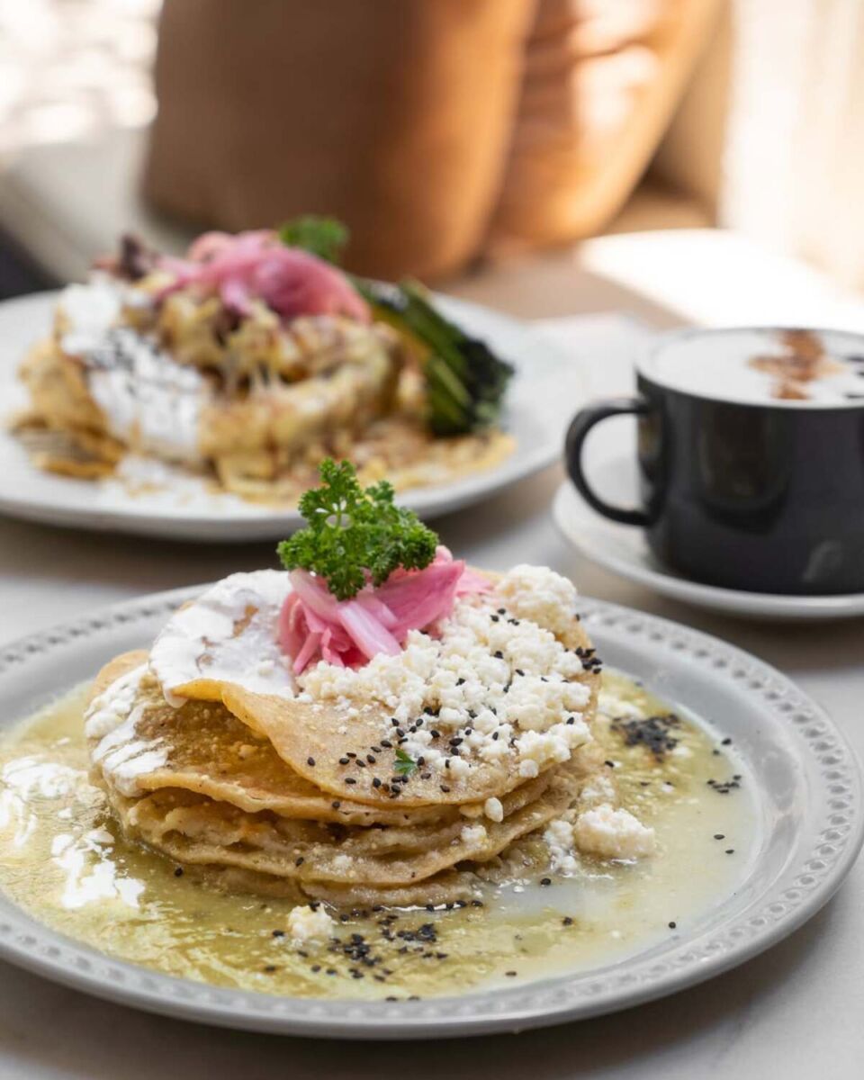 En Andador 58 los chilaquiles se sirven en diferentes salsas, incluso hay unos que están bañados con queso ranchero 