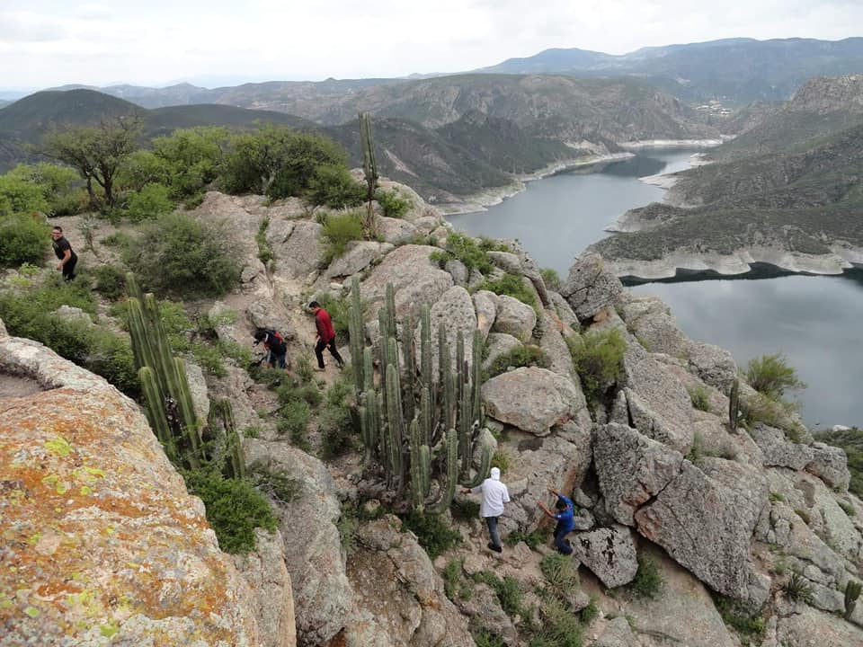 En el mirador El Vigilante puedes realizar senderismo, escalada y dar paseos en lancha por la presa 