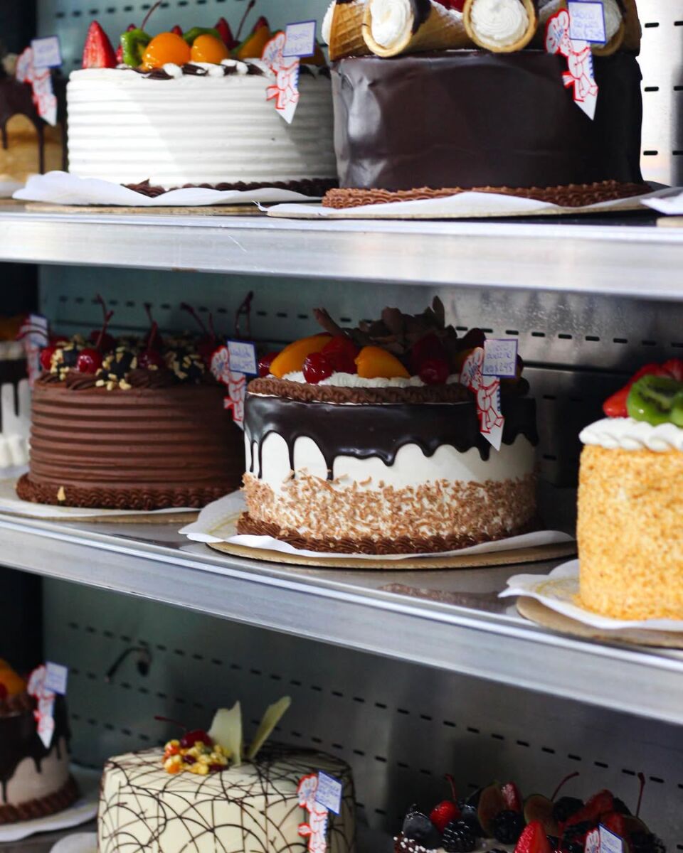 La Pasteleria Ideal se ubica en el antiguo Templo y Ex Convento de San Francisco y cuenta con tres pisos
