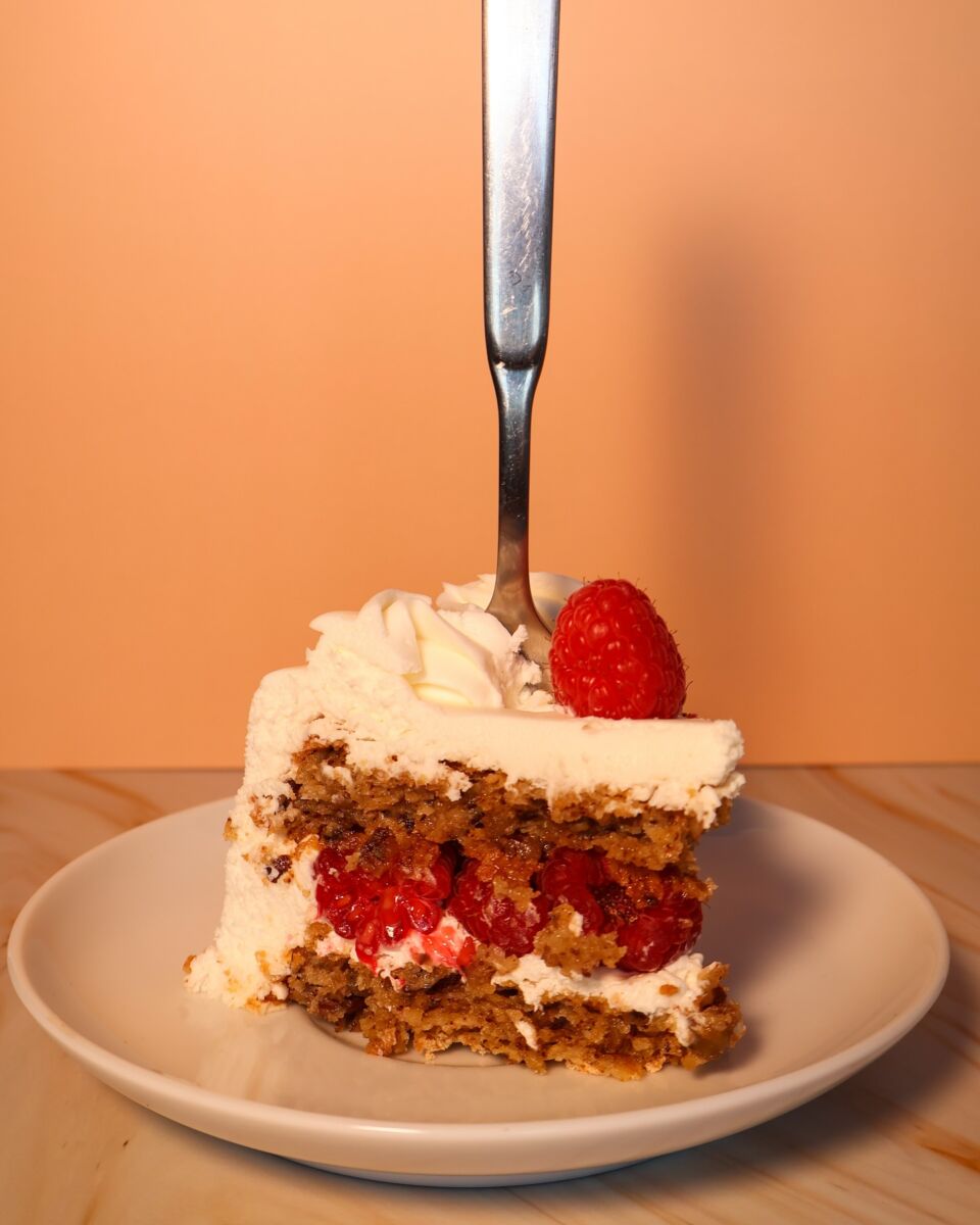 Merengue de nuez con frambuesa