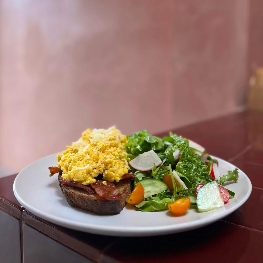 Toast de huevo con tocino