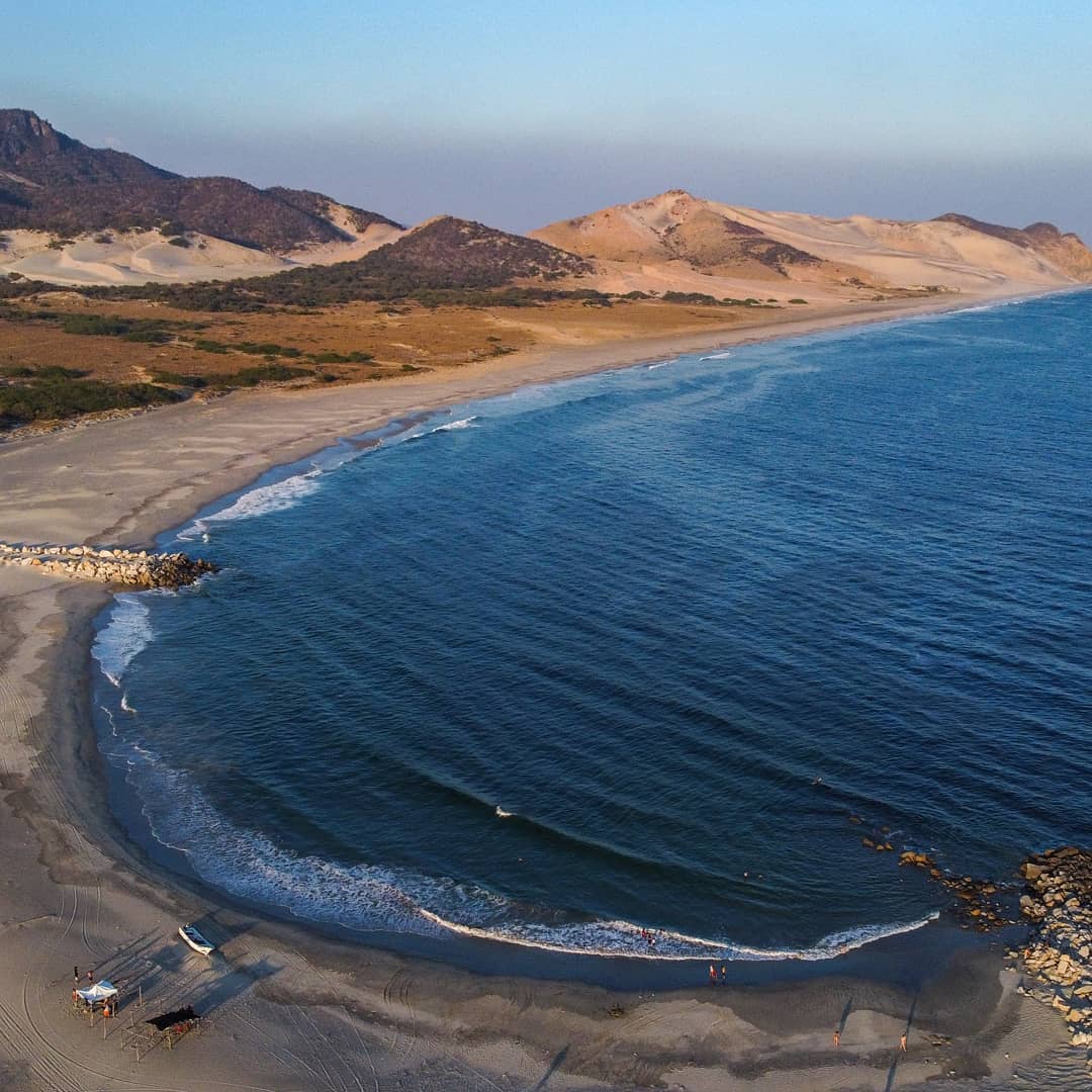 Playa Bamba es una playa virgen localizada en el municipio de Tehuantepec, Oaxaca