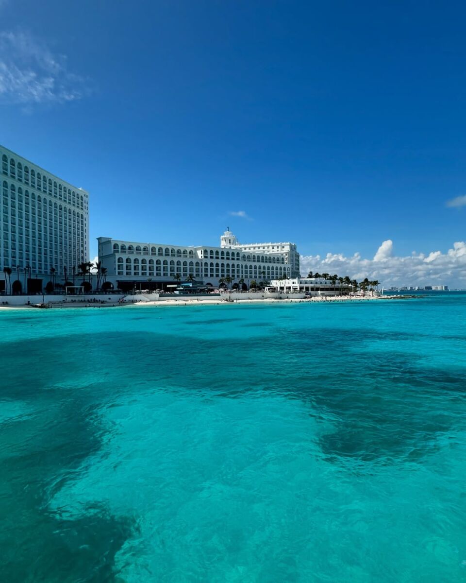 Esta playa de Cancún es ideal para visitar con niños ya que tiene un suave oleaje 