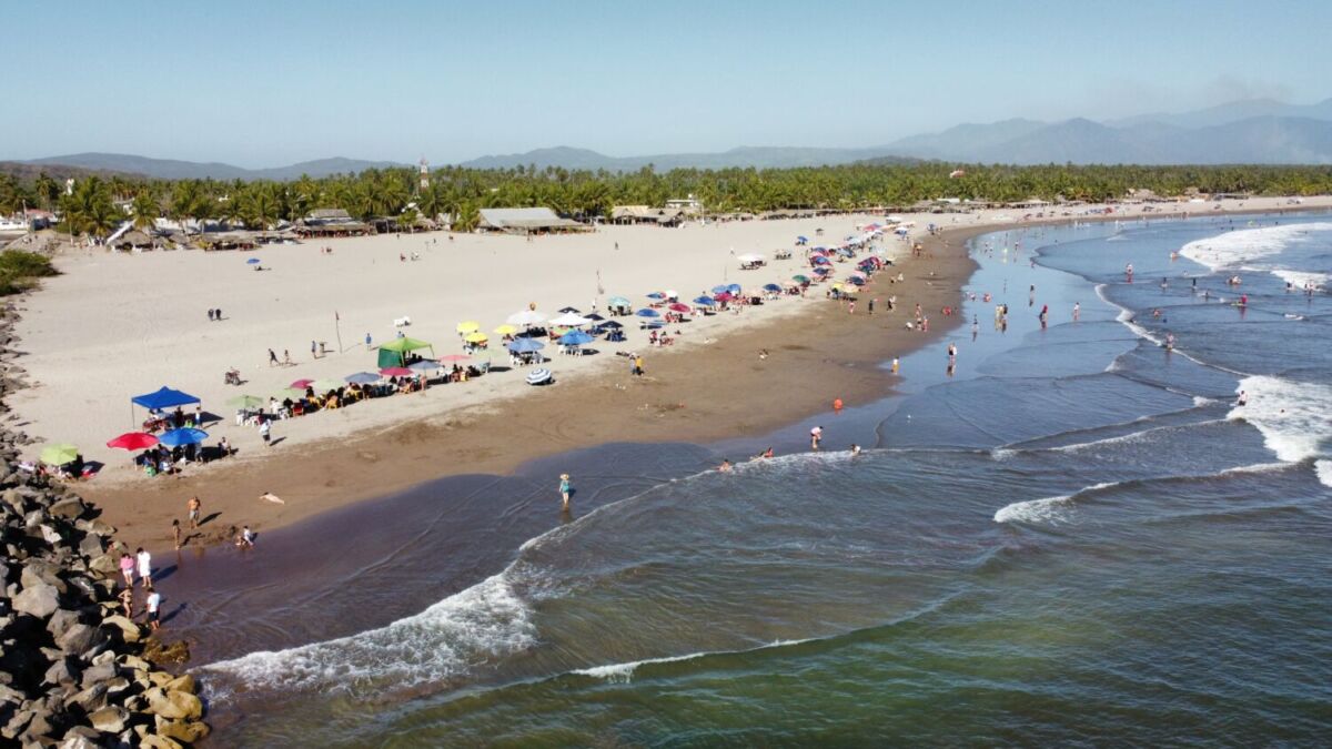 Esta es la playa más tranquila de Nayarit y su oleaje es tan tranquilo que parece una gigantesca alberca 