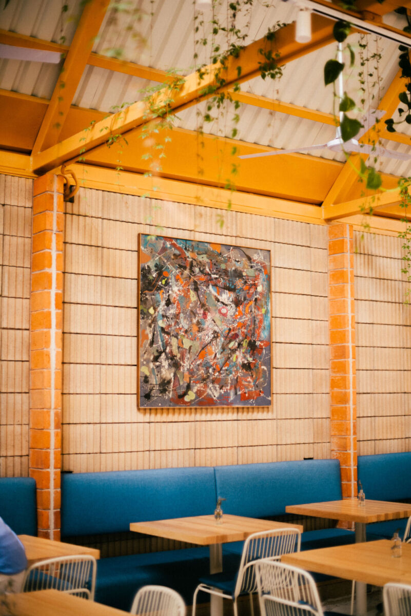 Un espacio cultural con arte, música en vivo y lecturas en voz alta