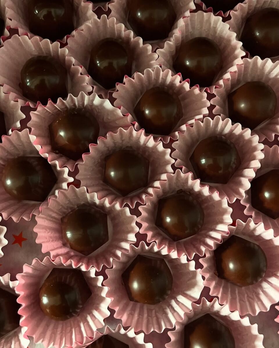 bombones rellenos de frutos rojos de finca rocío