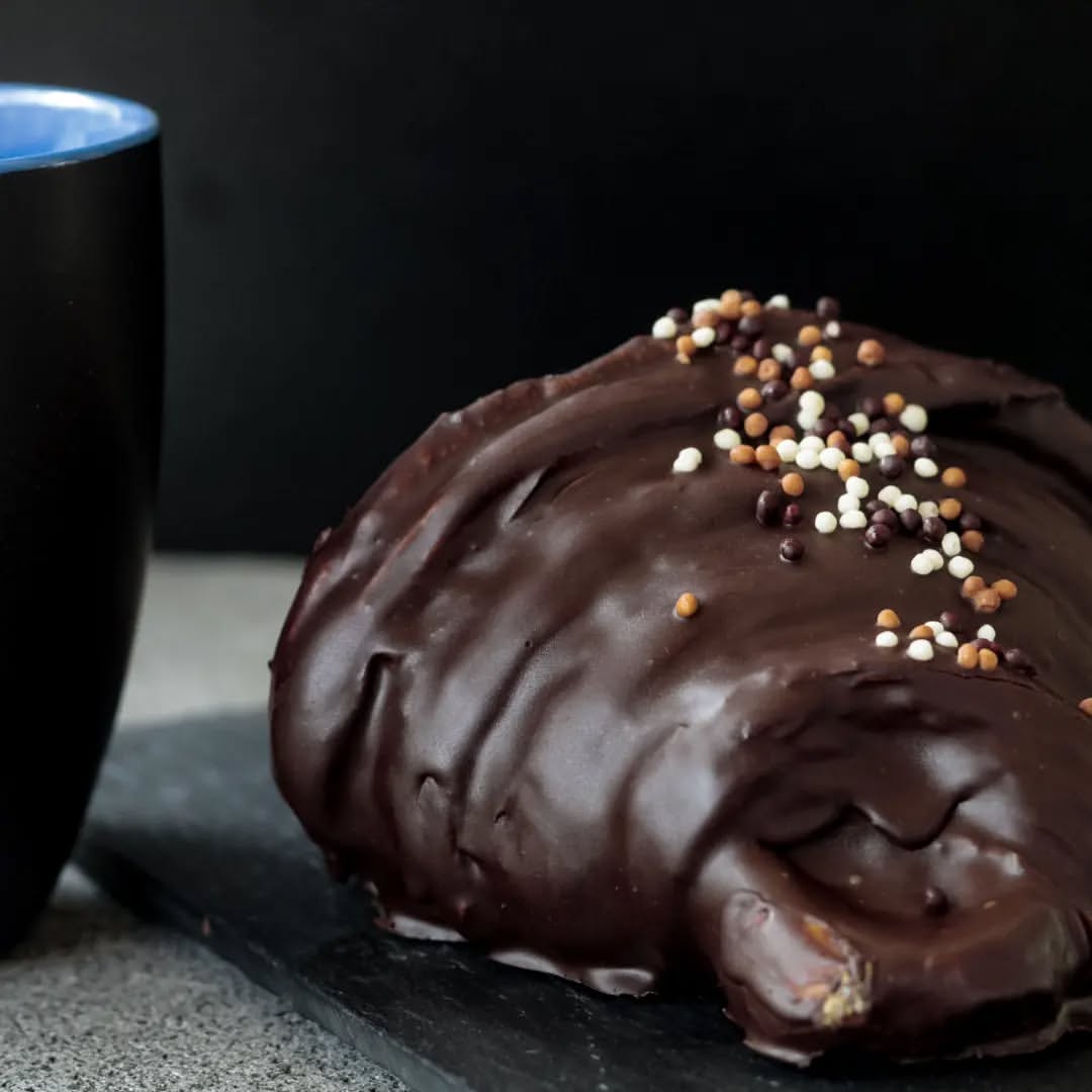 croissant de chocolate con crema de avellana de rulce