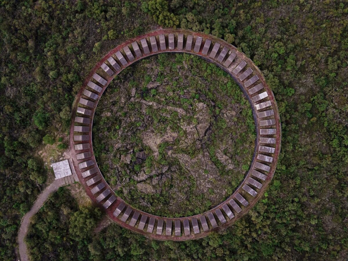 El Espacio Escultórico es una obra hecha por  Federico Silva con piedra volcánica 