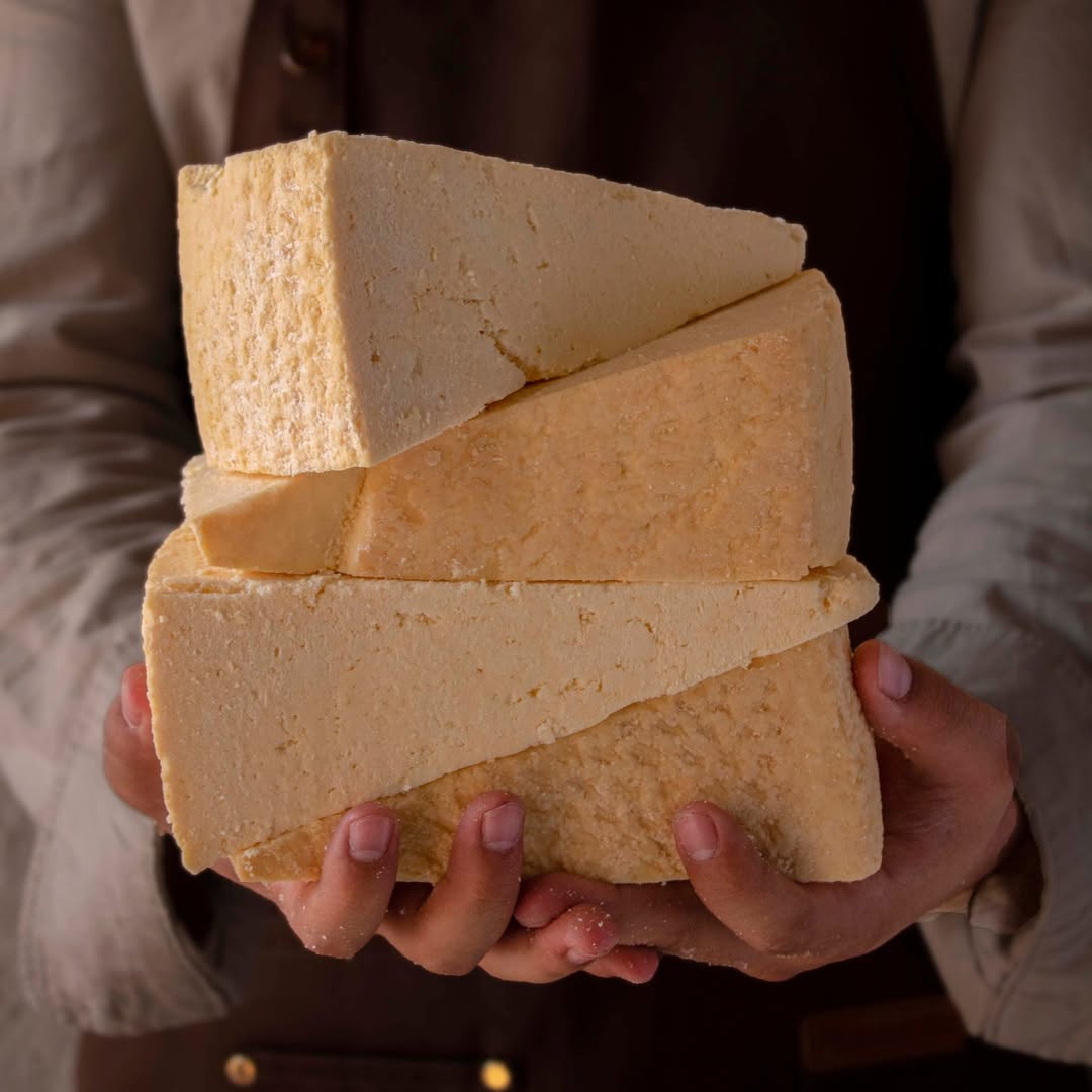 El queso cotija se elabora con leche, cuajo y sal 