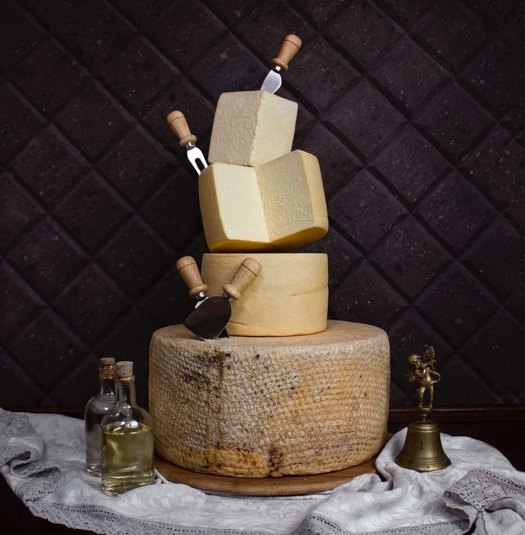 El Legado ofrece paquetes de quesos, quesos en cuña, rueda y hasta chocolate 