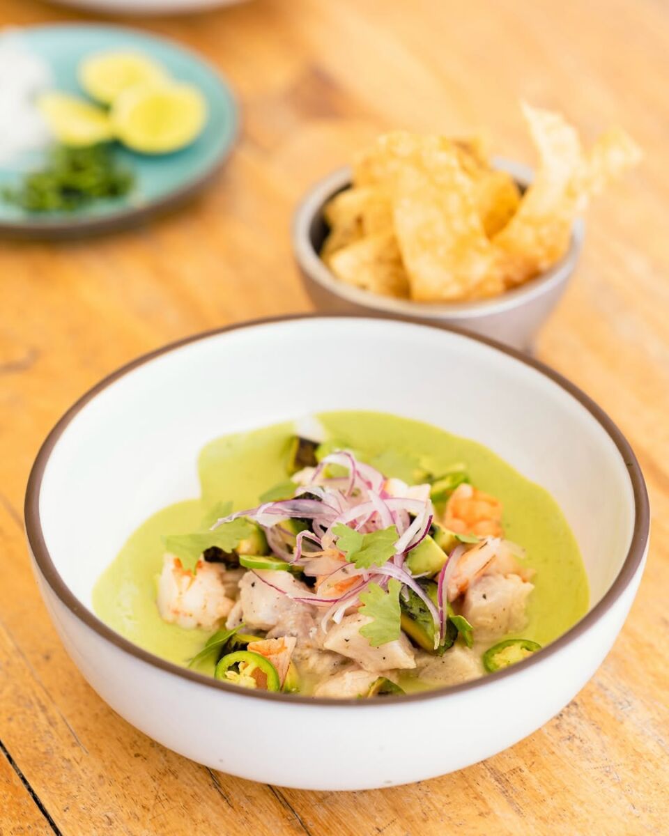 restaurante y bar frente a la Parroquia de San Miguel Arcángel 